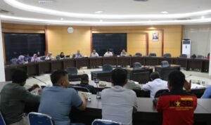 Sejumlah Karyawan Pabrik Gula PT Tolangohula Mengadu Ke DPRD Provinsi Gorontalo kemarin