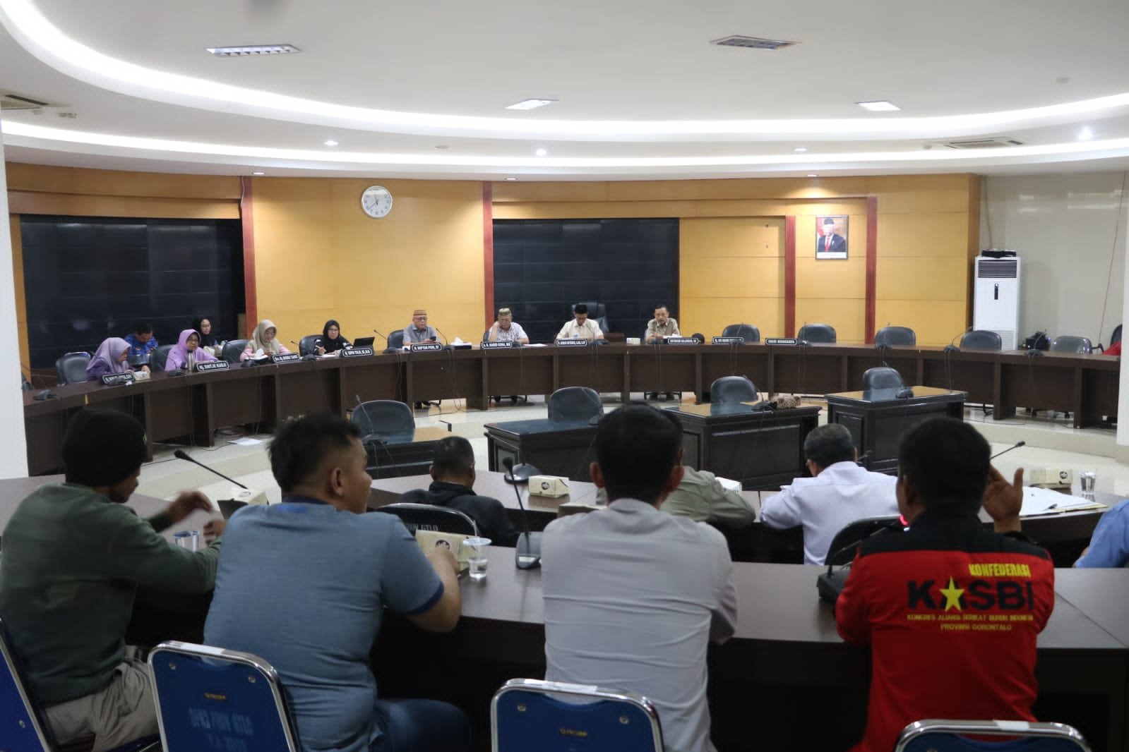 Sejumlah Karyawan Pabrik Gula PT Tolangohula Mengadu Ke DPRD Provinsi Gorontalo kemarin