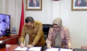 Penjagub Gorontalo Ismail Pakaya bersama Rektor UNBITA Ellys Rachman saat menandatangani Nota Kesepahaman terkait MoU dibidang pendidikan antara Pemprov Gorontalo dengan UNBITA, Selasa (19/09/2023).