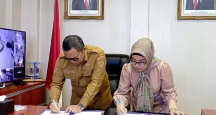 Penjagub Gorontalo Ismail Pakaya bersama Rektor UNBITA Ellys Rachman saat menandatangani Nota Kesepahaman terkait MoU dibidang pendidikan antara Pemprov Gorontalo dengan UNBITA, Selasa (19/09/2023).
