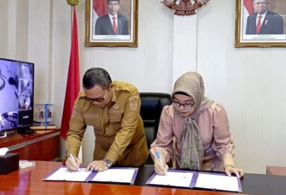 Penjagub Gorontalo Ismail Pakaya bersama Rektor UNBITA Ellys Rachman saat menandatangani Nota Kesepahaman terkait MoU dibidang pendidikan antara Pemprov Gorontalo dengan UNBITA, Selasa (19/09/2023).