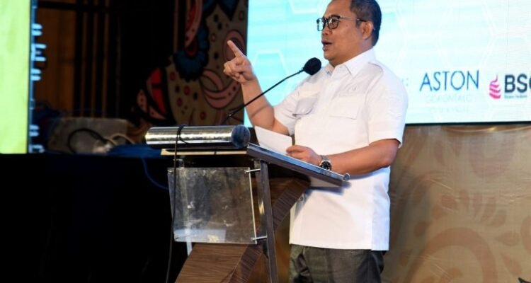 Penjagub Ismail Pakaya memberikan arahan pada peluncuran RAD SDGs Provinsi Gorontalo tahun 2023-2026 di Hotel Aston, Kota Gorontalo, Rabu (20/9/2023). (Foto : Haris)