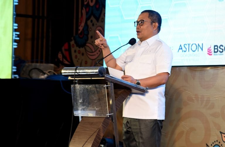 Penjagub Ismail Pakaya memberikan arahan pada peluncuran RAD SDGs Provinsi Gorontalo tahun 2023-2026 di Hotel Aston, Kota Gorontalo, Rabu (20/9/2023). (Foto : Haris)