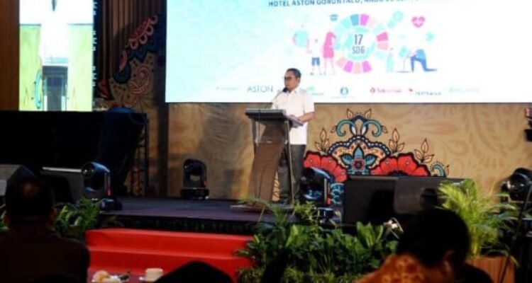 Penjagub Ismail Pakaya memberikan arahan pada peluncuran RAD SDGs Provinsi Gorontalo tahun 2023-2026 di Hotel Aston, Rabu (20/9/2023). (Foto : Haris)