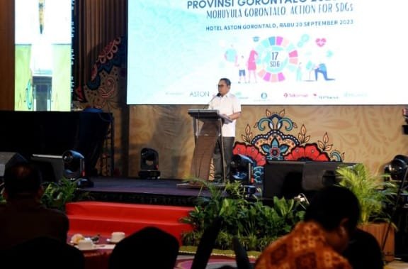 Penjagub Ismail Pakaya memberikan arahan pada peluncuran RAD SDGs Provinsi Gorontalo tahun 2023-2026 di Hotel Aston, Rabu (20/9/2023). (Foto : Haris)