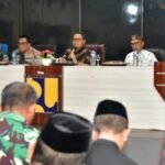 Penjagub Gorontalo saat memimpin Rapat Forkopimda Diperluas di aula kantor PUPR Kab. Pohuwato, Jumat (22/9/2023). Penjagub meminta agar layanan pemerintahan tetap berjalan dan memastikan keamanan di Pohuwato tetap kondusif. (Foto – Nova)