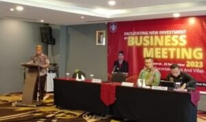 Staf Ahli Gubernur Bidang Kemasyarakatan dan Sumber Daya Manusia (SDM) Yosef Koton saat memberikan sambutan pada Facilitating New Investment by Business Meeting, di Hotel Aston, Kota Gorontalo, Jum’at (22/9/2023). Foto – Winda