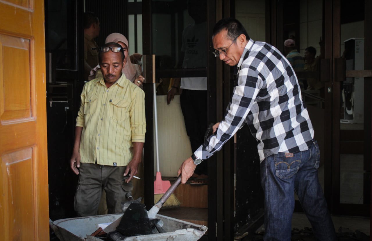 DPRD Pohuwato dan staf Sekretariat Dewan bersihkan kantor DPRD pasca insiden pengrusakan