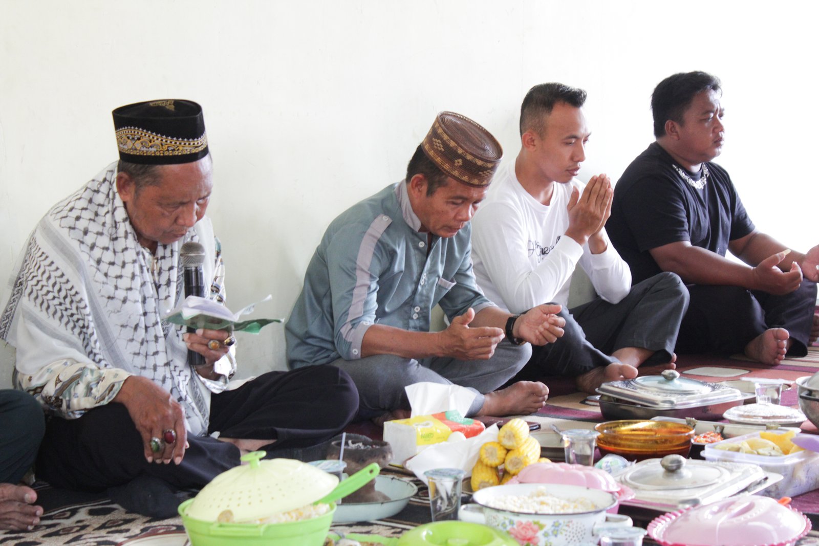 Kepala Desa Tahele, Ramly Pakeu (Tengah / upia karanji) dalam do'a bersama HUT Desa Tahele ke-73 Tahun