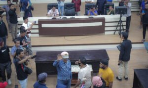 Suasana Dialog terkait pembayaran lahan tambang milik masyarakat di Ruang Paripurna DPRD Pohuwato tampak memanas