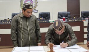 ( Kanan - Kiri ) Bupati Pohuwato dan Wakil Ketua DPRD Pohuwato Nirwan Due