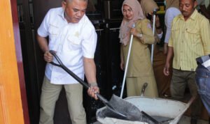 Nasir Giasi dan Yunus Usman bersama Sekretariat Dewan bersihkan Kantor DPRD Pohuwato