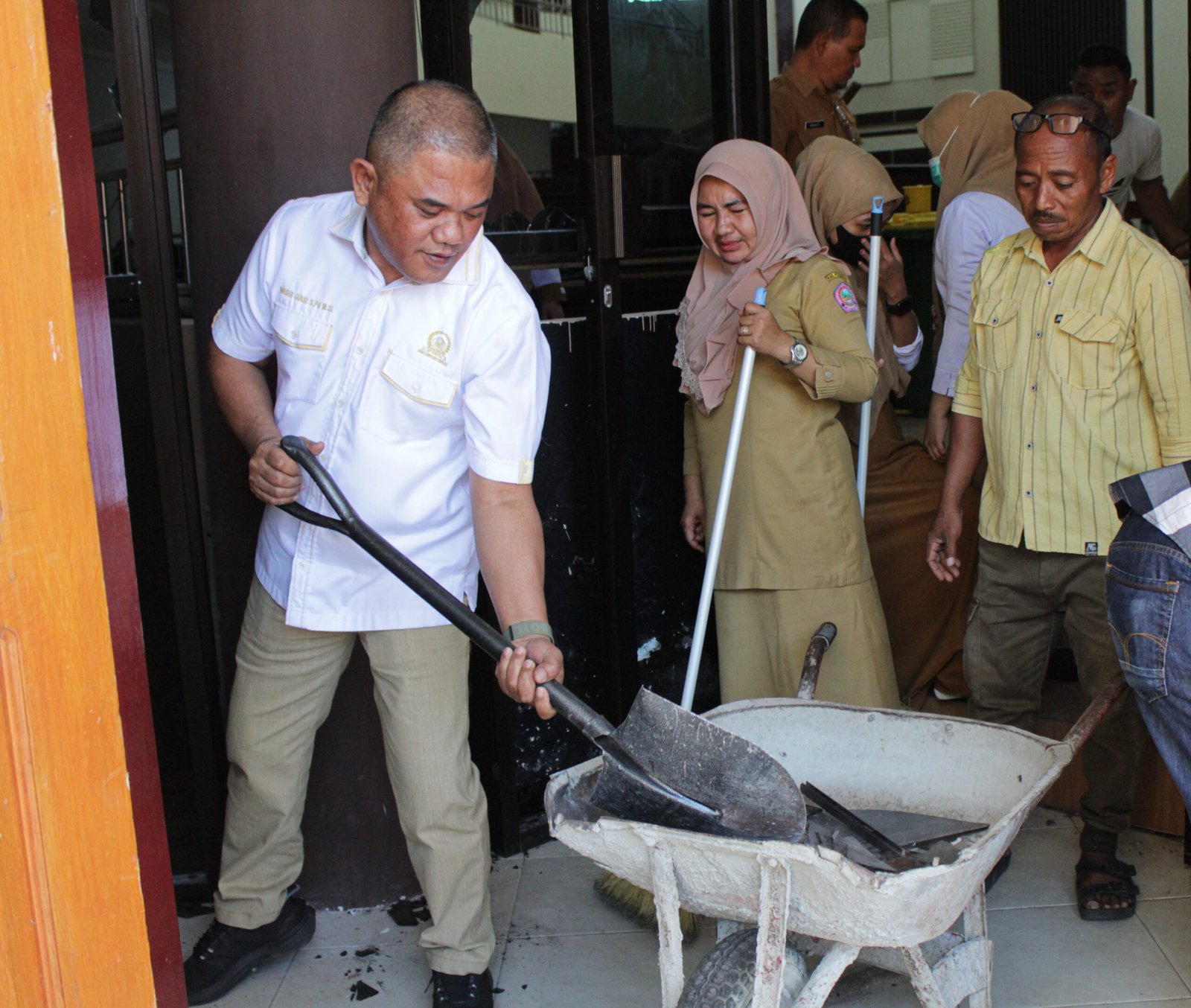 Nasir Giasi dan Yunus Usman bersama Sekretariat Dewan bersihkan Kantor DPRD Pohuwato