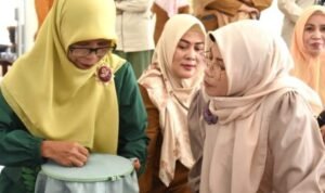 Ketua Dekranasda Provinsi Gorontalo, Fima Agustina (kanan), melihat proses mengiris kain untuk sulaman karawo di Sentra Industri Karawo Otahiya Kota Gorontalo.