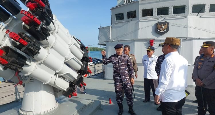 Bupati Gorontalo Utara, Thariq Modanggu saat menghadiri pelepasan KRI Hasan Basri-382(Foto: Humas)
