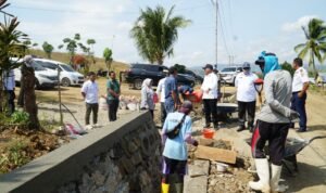 Bupati Gorontalo Utara, Thariq Modanggu saat meninjau langsung pekerjaan jalan di Ilangata(Foto: Humas)