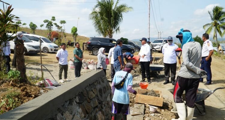 Bupati Gorontalo Utara, Thariq Modanggu saat meninjau langsung pekerjaan jalan di Ilangata(Foto: Humas)
