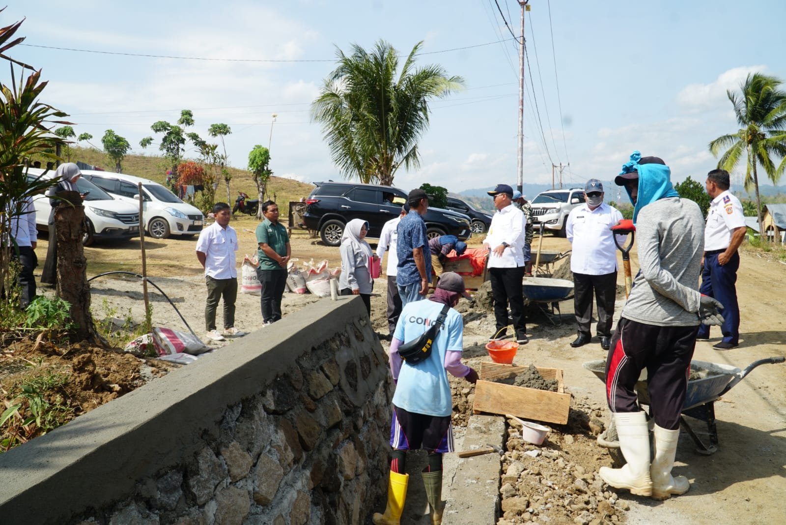 Bupati Gorontalo Utara, Thariq Modanggu saat meninjau langsung pekerjaan jalan di Ilangata(Foto: Humas)