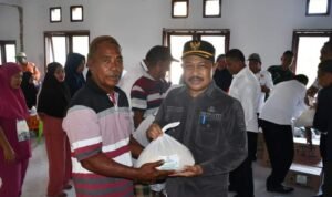 Penyerahan bantuan dari BAZNAS Boalemo oleh Penjabat Bupati Sherman Moridu