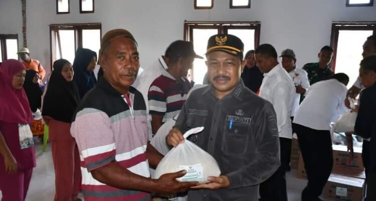 Penyerahan bantuan dari BAZNAS Boalemo oleh Penjabat Bupati Sherman Moridu