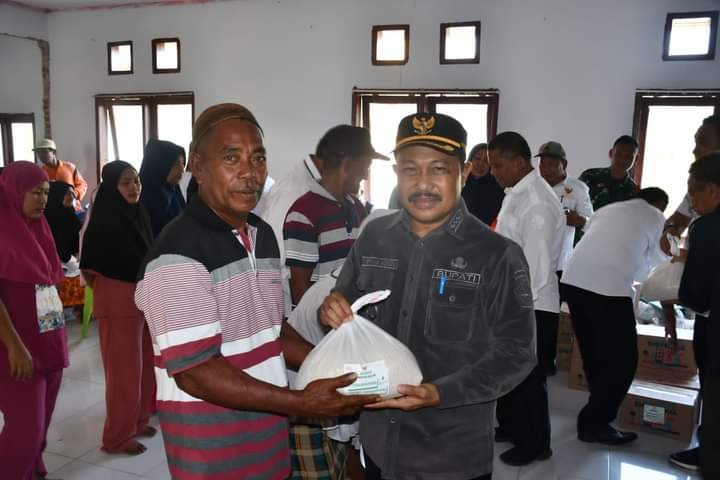 Penyerahan bantuan dari BAZNAS Boalemo oleh Penjabat Bupati Sherman Moridu