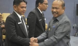 Penjabup Sherman Moridu bersama Pejabat eselon III Pemkab saat menghadiri pelatihan kepemimpinan administrasi,(Foto: Humas)