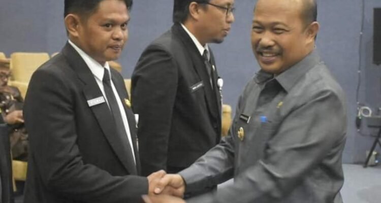 Penjabup Sherman Moridu bersama Pejabat eselon III Pemkab saat menghadiri pelatihan kepemimpinan administrasi,(Foto: Humas)