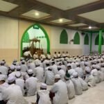 Sholat subuh berjamaah di mesjid pondok pesantren Alkhairaat