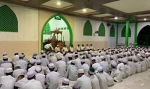 Sholat subuh berjamaah di mesjid pondok pesantren Alkhairaat