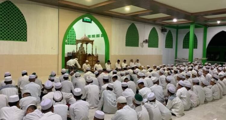Sholat subuh berjamaah di mesjid pondok pesantren Alkhairaat