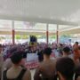 Unjuk rasa masyarakat desa Diloato di kantor DPRD Boalemo