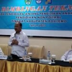 Penjabat Bupati Boalemo, Sherman Moridu saat membuka Bimbingan Teknis Data Pokok Pendidikan Jenjang Pendidikan Anak Usia Dini dan Pendidikan Formal. (Foto: Humas)