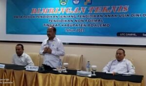 Penjabat Bupati Boalemo, Sherman Moridu saat membuka Bimbingan Teknis Data Pokok Pendidikan Jenjang Pendidikan Anak Usia Dini dan Pendidikan Formal. (Foto: Humas)