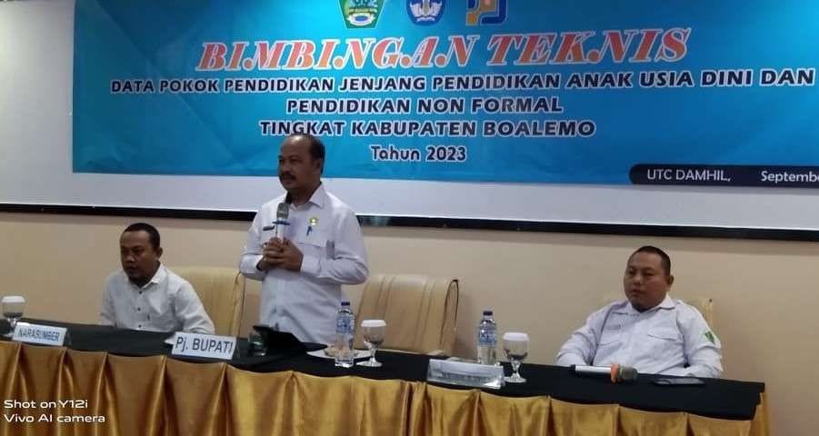 Penjabat Bupati Boalemo, Sherman Moridu saat membuka Bimbingan Teknis Data Pokok Pendidikan Jenjang Pendidikan Anak Usia Dini dan Pendidikan Formal. (Foto: Humas)