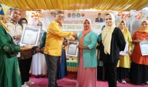 Penyerahan akreditasi A untuk sekolah Nurul Fikri