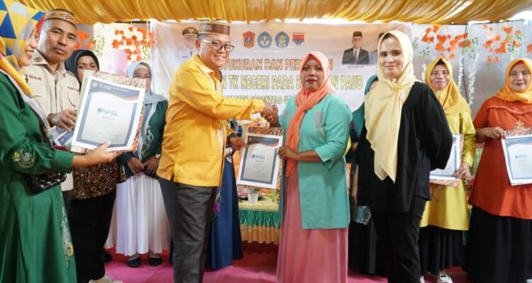 Penyerahan akreditasi A untuk sekolah Nurul Fikri