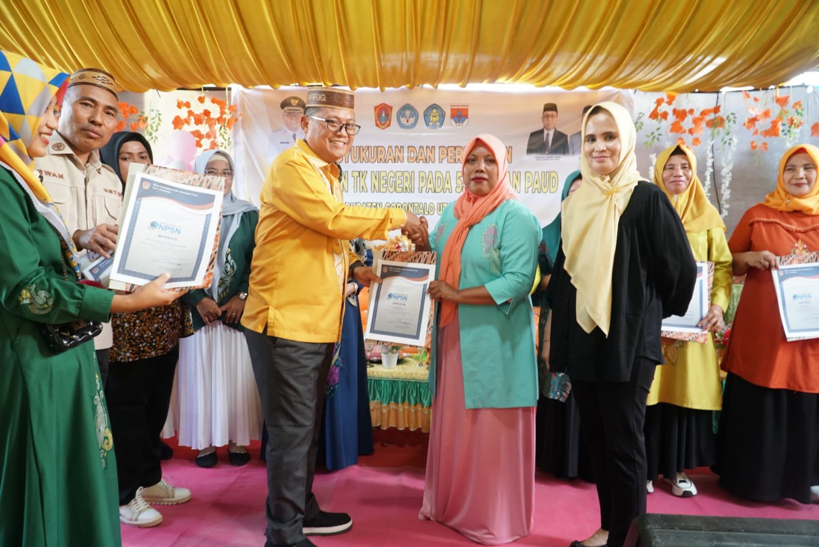 Penyerahan akreditasi A untuk sekolah Nurul Fikri