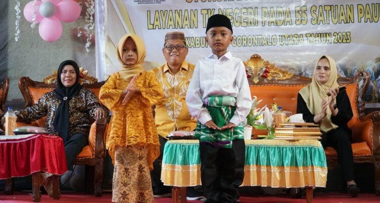 Bupati Gorontalo Utara Thariq Modanggu saat menyaksikan suguhan tarian saronde oleh anak PAUD