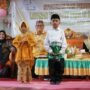 Bupati Gorontalo Utara Thariq Modanggu saat menyaksikan suguhan tarian saronde oleh anak PAUD