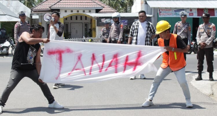 Gelar Aksi, Masyarakat Lingkar Tambang Pohuwato Parodikan perebutan lahan antara penambang dan investor