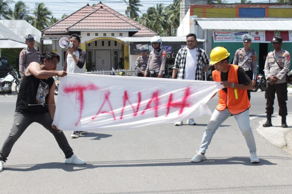 Gelar Aksi, Masyarakat Lingkar Tambang Pohuwato Parodikan perebutan lahan antara penambang dan investor