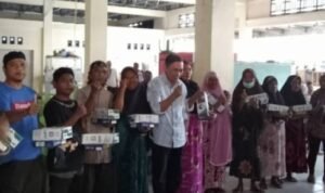 Ketua komisi I Aw Thalib halib Menyerahkan Set Top Box (STB) kepada warga Keluraham Biawu