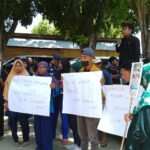 Masyarakat pemanfaat air sungai di Kecamatan Popayato, menggelar unjuk rasa di Polsek Popayato