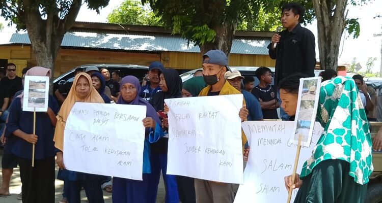 Masyarakat pemanfaat air sungai di Kecamatan Popayato, menggelar unjuk rasa di Polsek Popayato