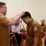 Penjabat Sekdaprov Gorontalo, Budiyanto Sidiki, menyematkan tanda peserta pelatihan penulisan karya tulis ilmiah bagi guru SMA, SMK, dan SLB di aula BPSDM, Selasa (10/10/2023)