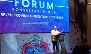 Ketua DPRD Provinsi Gorontalo, Paris R.A Jusuf saat memberikan sambutan pada Forum Konsultasi Publik RPJPD, di Hotel Aston, Selasa (10/10/2023)