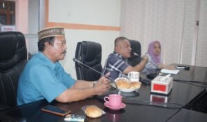 Ketua DPRD Pohuwato Nasir Giasi sikapi keluhan Pemerintah Desa (foto Erik)