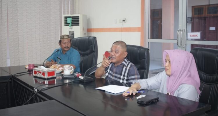 Kiri - Kanan, Ketua APDESI Pohuwato, Ketua DPRD Pohuwato, Kepala Badan Keuangan Kabupaten Pohuwato (foto Erik)