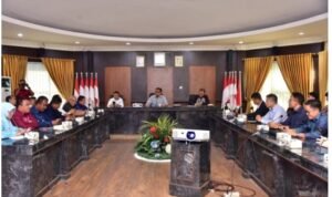 Suasana pertemuan Dua perusahaan asal Jepang yang akan menjajaki kerja sama dengan Pemerintah Provinsi Gorontalo yang disambut langsung oleh Penjabat Sekdaprov Budiyanto Sidiki, di Ruang Huyula, Kantor Gubernur, Kamis (12/10/2023).