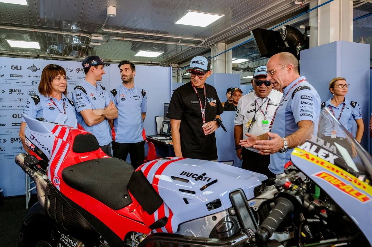 Menparekraf Sandiaga Salahuddin Uno bersama Tim MotoGP Gresini Racing (Foto Kemenparekraf)